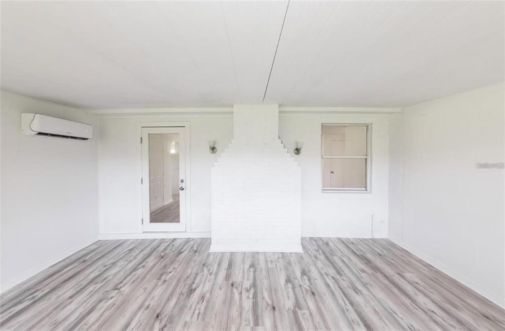 合同活跃: $234,900 (2 贝兹, 1 浴室, 1332 平方英尺)