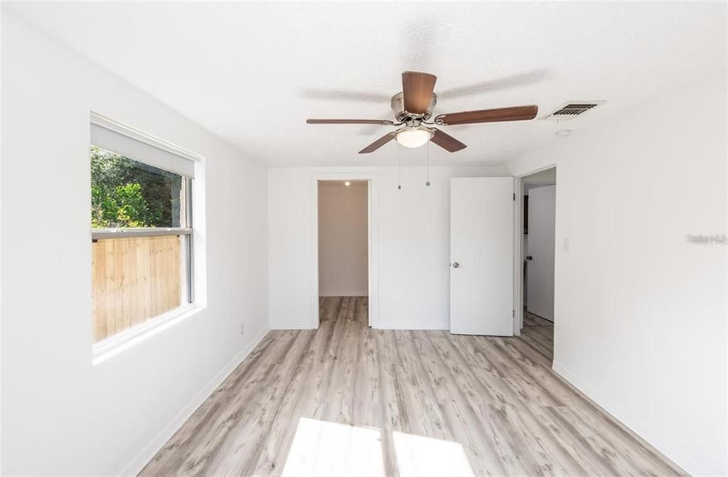 合同活跃: $234,900 (2 贝兹, 1 浴室, 1332 平方英尺)