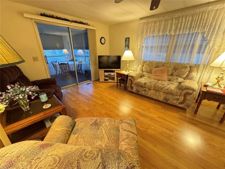 For Sale: $120,000 (2 beds, 2 baths, 960 Square Feet)