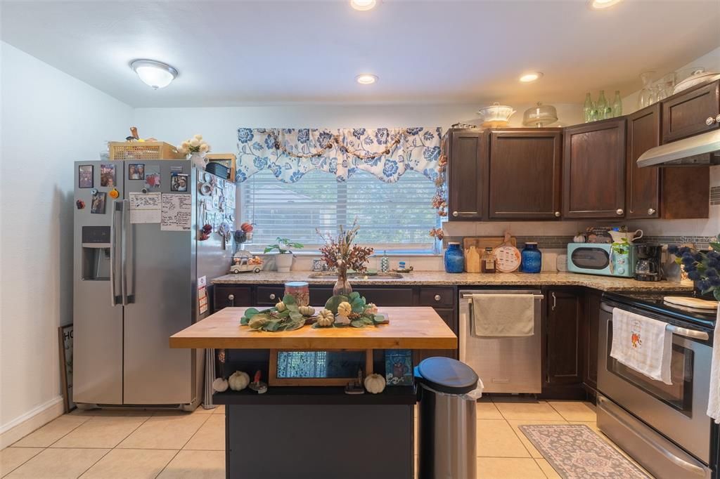 Active With Contract: $189,990 (4 beds, 1 baths, 1002 Square Feet)