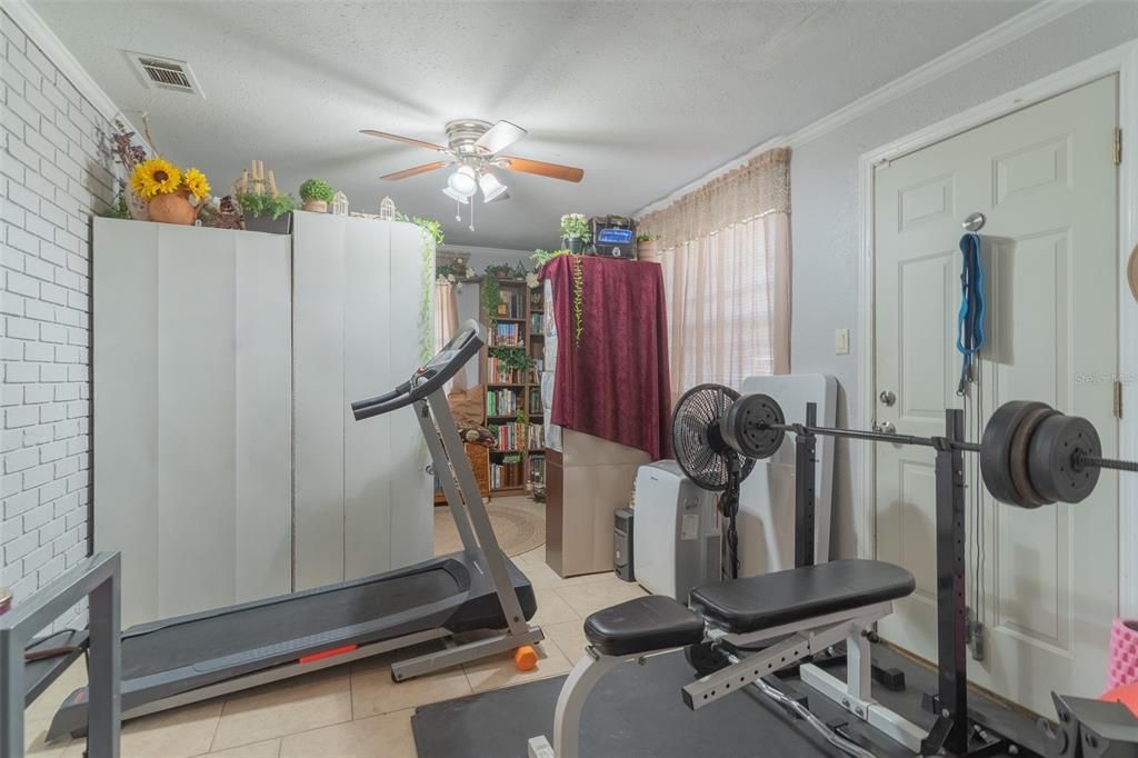 Active With Contract: $189,990 (4 beds, 1 baths, 1002 Square Feet)