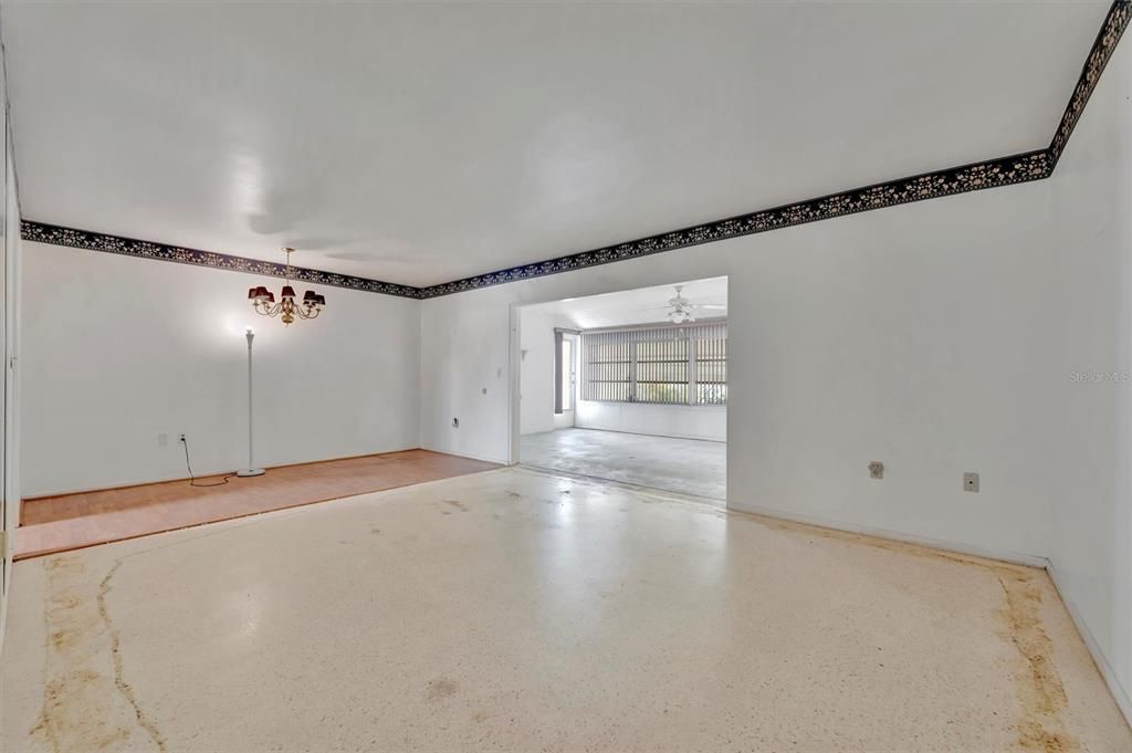 合同活跃: $179,900 (2 贝兹, 2 浴室, 1420 平方英尺)