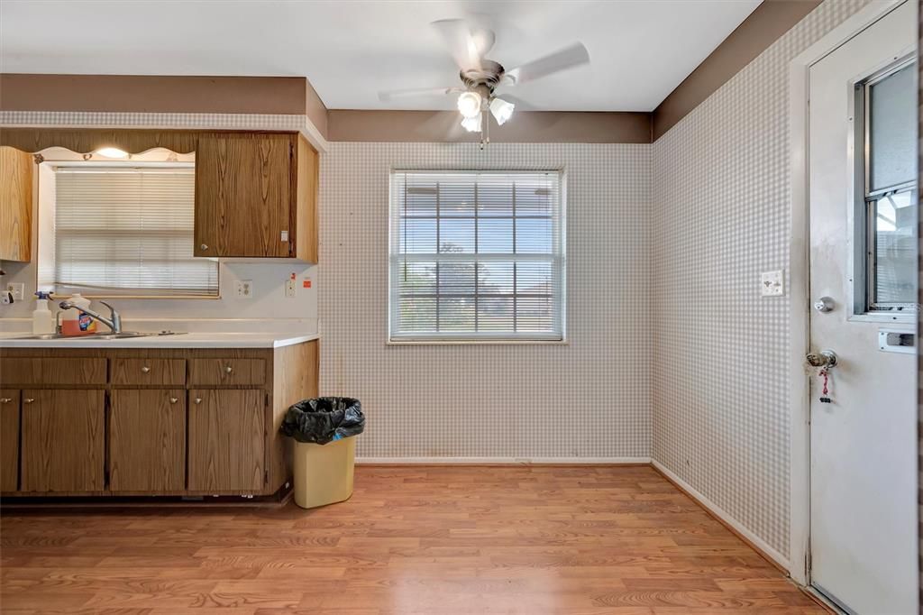 合同活跃: $179,900 (2 贝兹, 2 浴室, 1420 平方英尺)