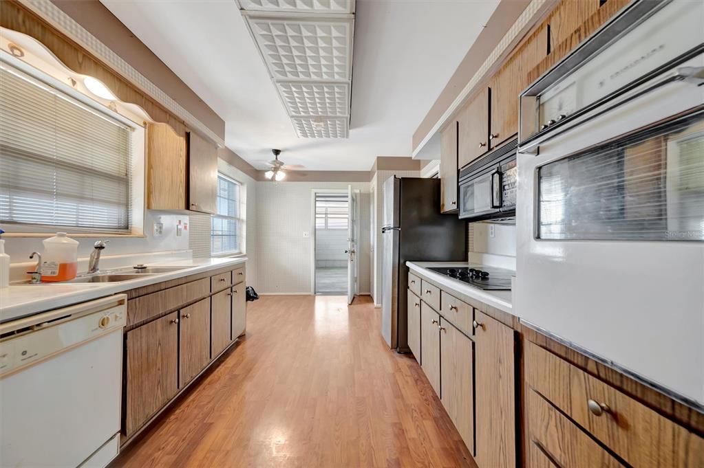 合同活跃: $179,900 (2 贝兹, 2 浴室, 1420 平方英尺)