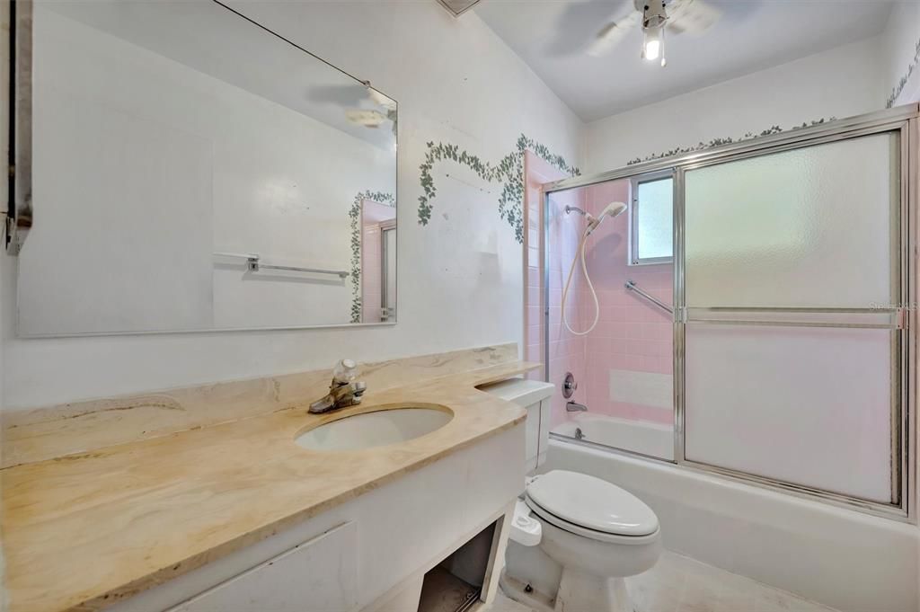 合同活跃: $179,900 (2 贝兹, 2 浴室, 1420 平方英尺)