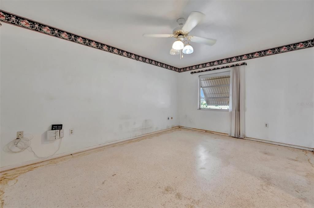 合同活跃: $179,900 (2 贝兹, 2 浴室, 1420 平方英尺)