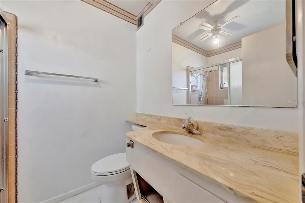 合同活跃: $179,900 (2 贝兹, 2 浴室, 1420 平方英尺)