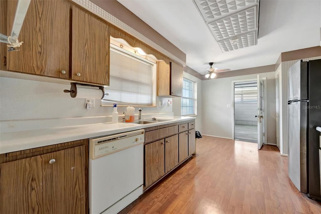 合同活跃: $179,900 (2 贝兹, 2 浴室, 1420 平方英尺)