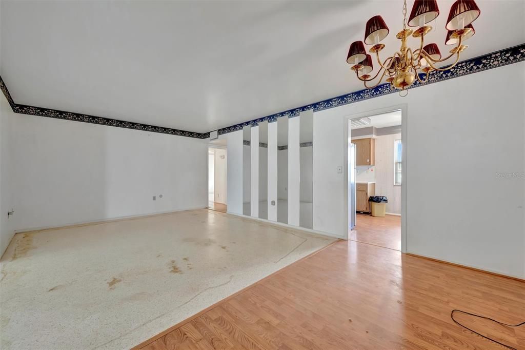 合同活跃: $179,900 (2 贝兹, 2 浴室, 1420 平方英尺)