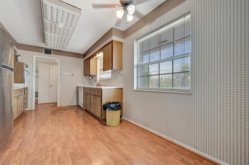 合同活跃: $179,900 (2 贝兹, 2 浴室, 1420 平方英尺)