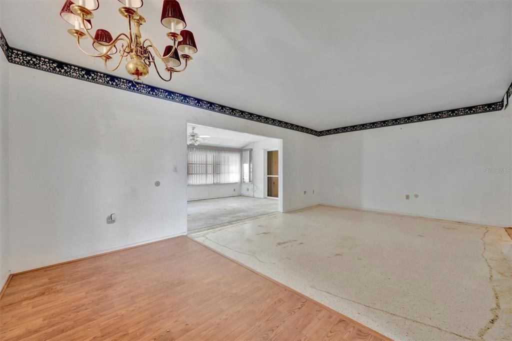 合同活跃: $179,900 (2 贝兹, 2 浴室, 1420 平方英尺)