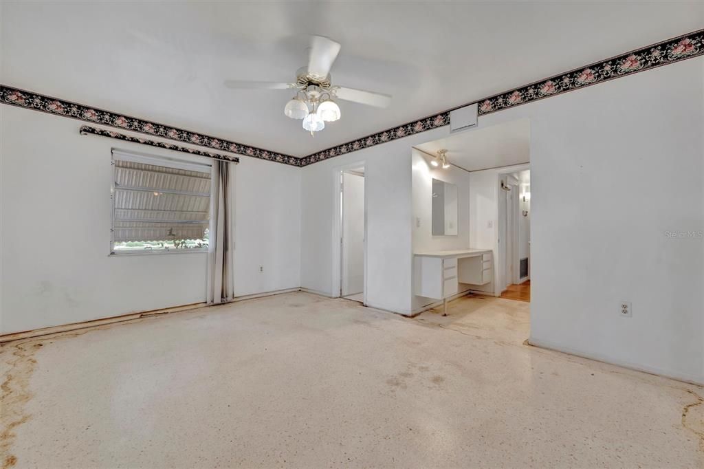 合同活跃: $179,900 (2 贝兹, 2 浴室, 1420 平方英尺)