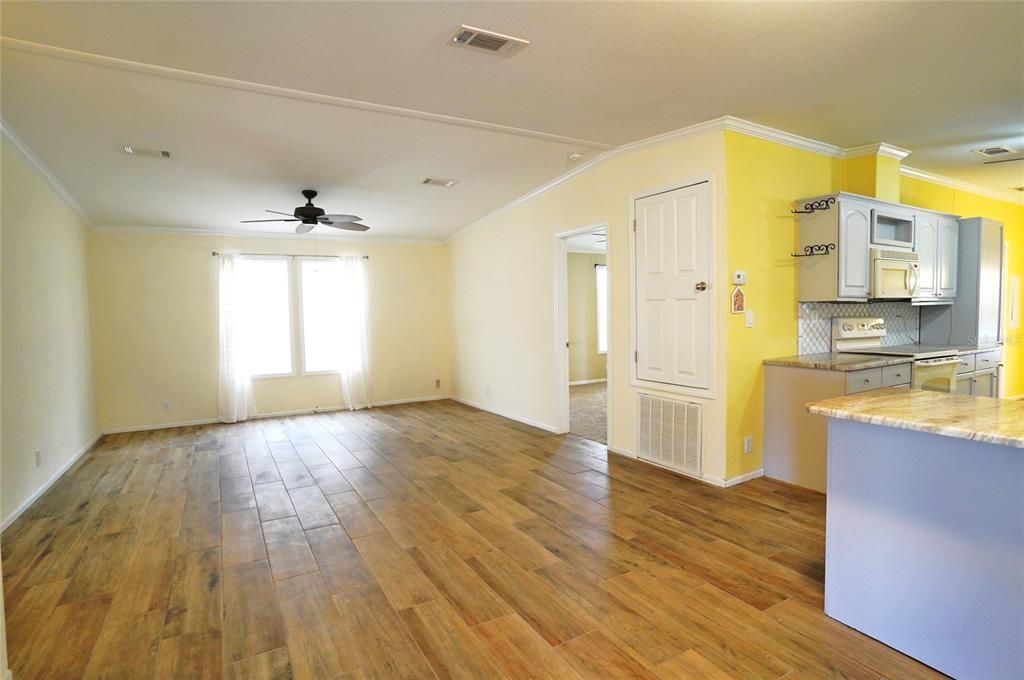 For Sale: $135,000 (3 beds, 2 baths, 1296 Square Feet)