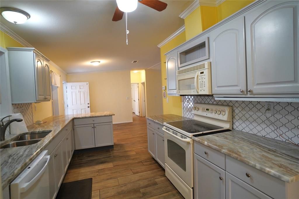 For Sale: $135,000 (3 beds, 2 baths, 1296 Square Feet)