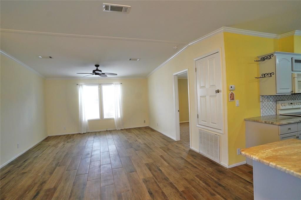 For Sale: $135,000 (3 beds, 2 baths, 1296 Square Feet)