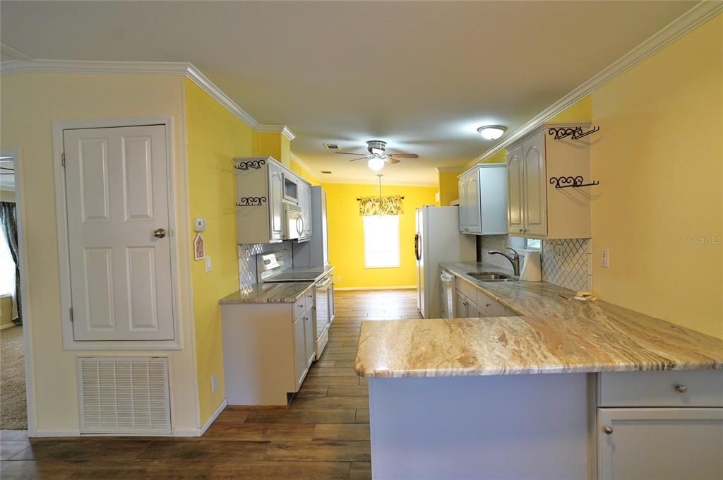 For Sale: $135,000 (3 beds, 2 baths, 1296 Square Feet)