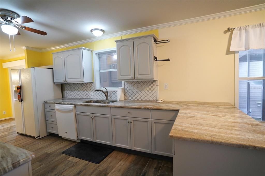 For Sale: $135,000 (3 beds, 2 baths, 1296 Square Feet)