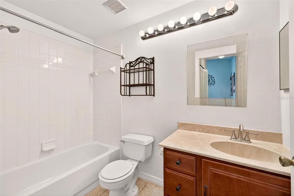 Activo con contrato: $229,900 (2 camas, 2 baños, 1026 Pies cuadrados)