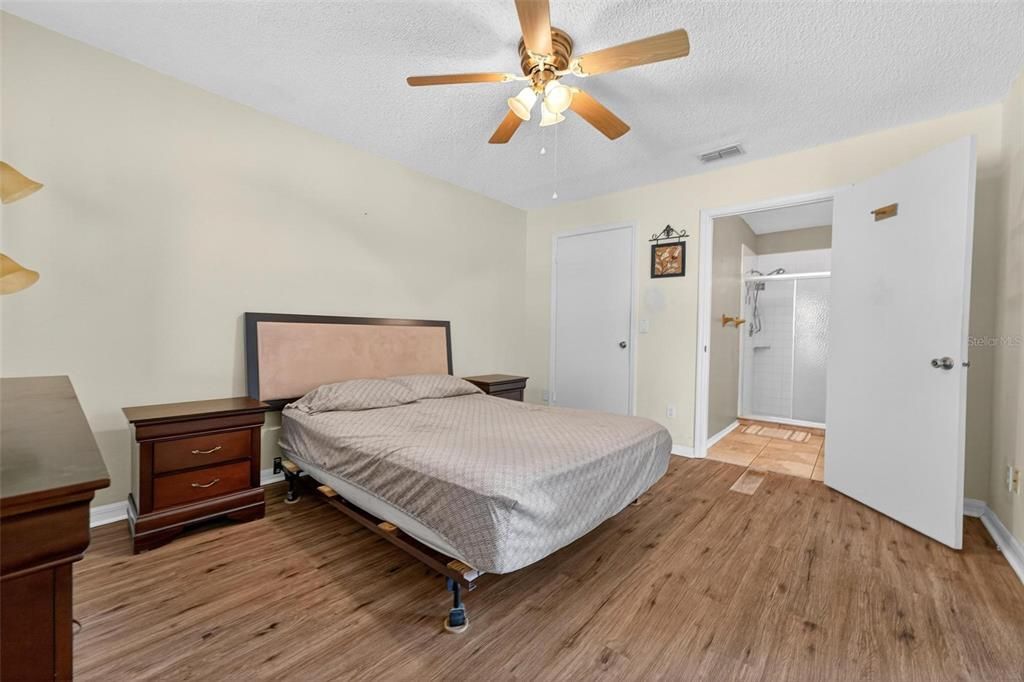 Activo con contrato: $229,900 (2 camas, 2 baños, 1026 Pies cuadrados)