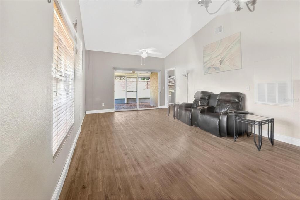 Activo con contrato: $229,900 (2 camas, 2 baños, 1026 Pies cuadrados)