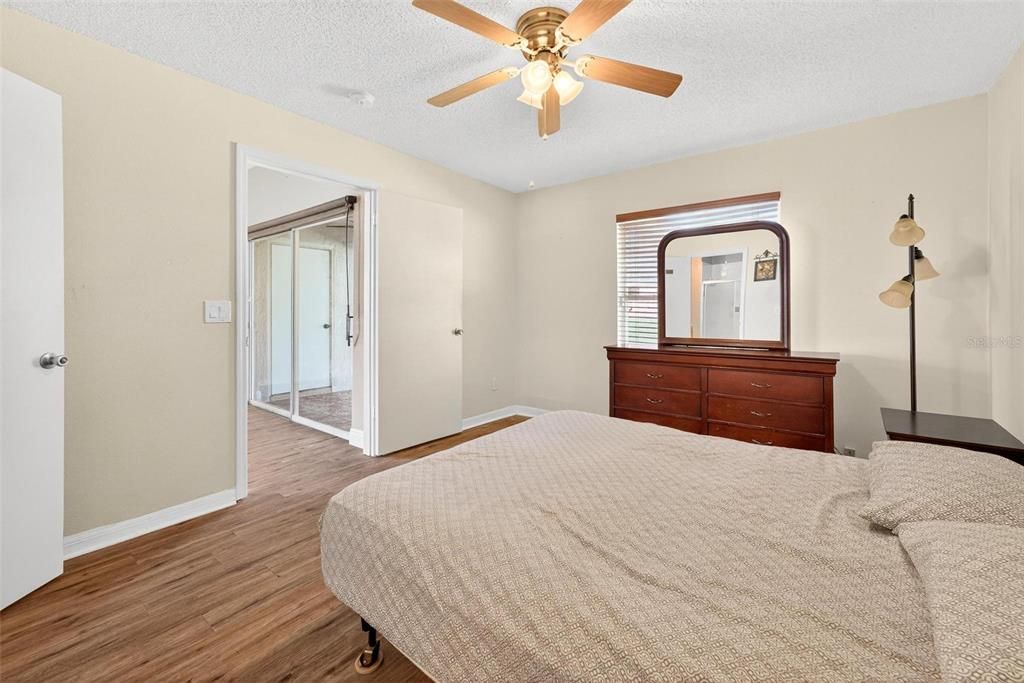 Activo con contrato: $229,900 (2 camas, 2 baños, 1026 Pies cuadrados)