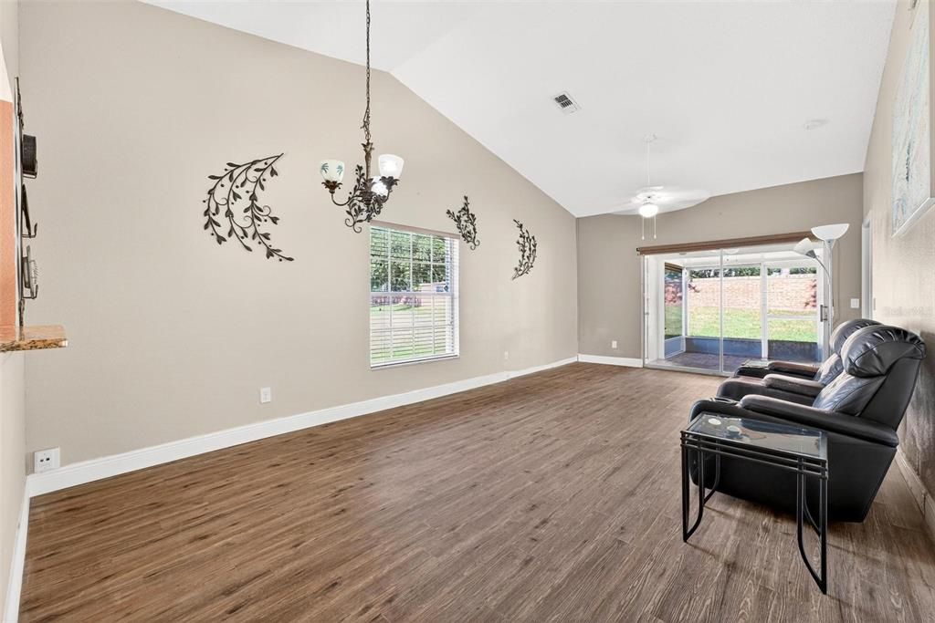 Activo con contrato: $229,900 (2 camas, 2 baños, 1026 Pies cuadrados)