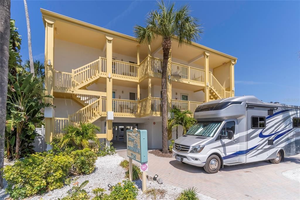 For Sale: $697,990 (2 beds, 1 baths, 920 Square Feet)