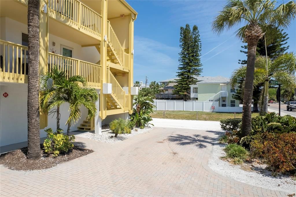 For Sale: $697,990 (2 beds, 1 baths, 920 Square Feet)