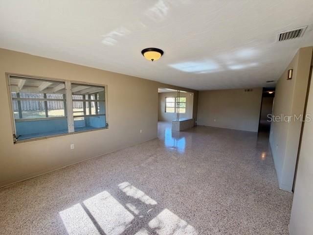 合同活跃: $219,000 (3 贝兹, 2 浴室, 1693 平方英尺)