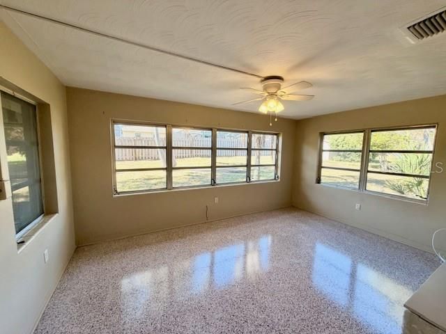 合同活跃: $219,000 (3 贝兹, 2 浴室, 1693 平方英尺)