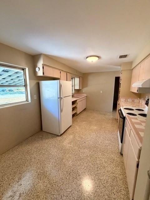 合同活跃: $219,000 (3 贝兹, 2 浴室, 1693 平方英尺)