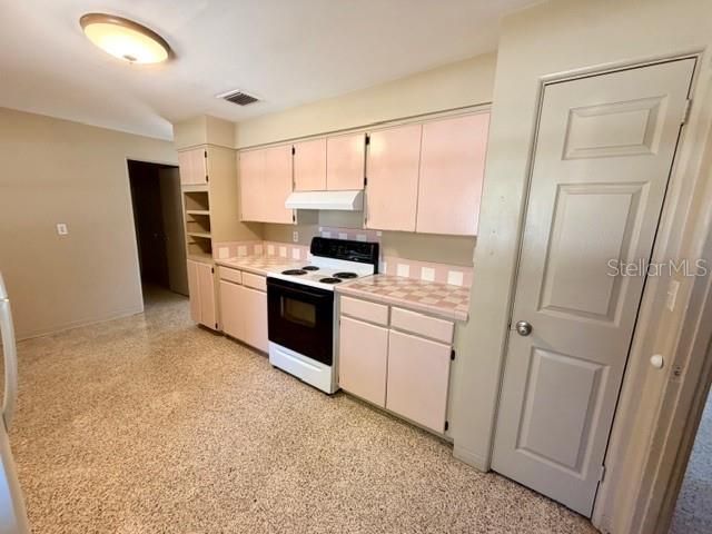 合同活跃: $219,000 (3 贝兹, 2 浴室, 1693 平方英尺)