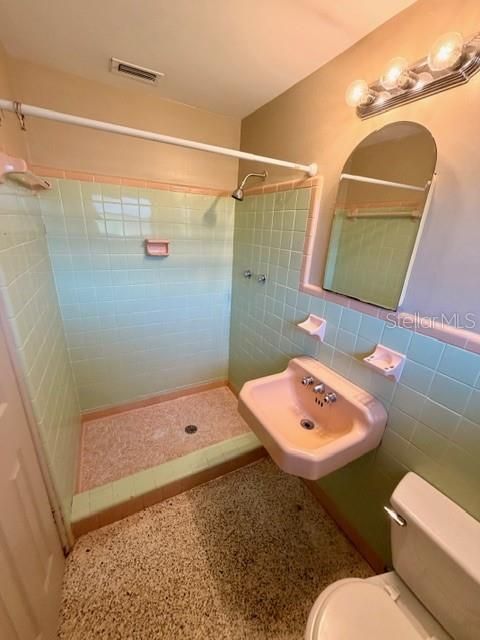 合同活跃: $219,000 (3 贝兹, 2 浴室, 1693 平方英尺)