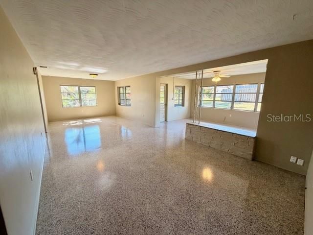 合同活跃: $219,000 (3 贝兹, 2 浴室, 1693 平方英尺)