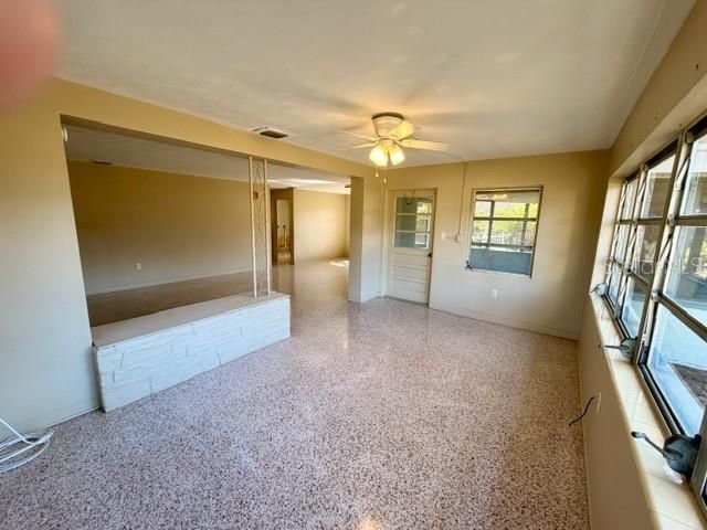 合同活跃: $219,000 (3 贝兹, 2 浴室, 1693 平方英尺)