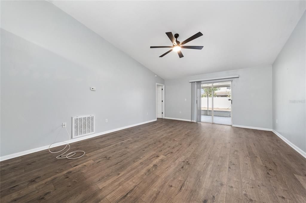 Active With Contract: $275,000 (3 beds, 2 baths, 1215 Square Feet)