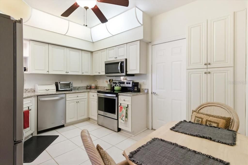 待售: $259,000 (2 贝兹, 2 浴室, 1140 平方英尺)