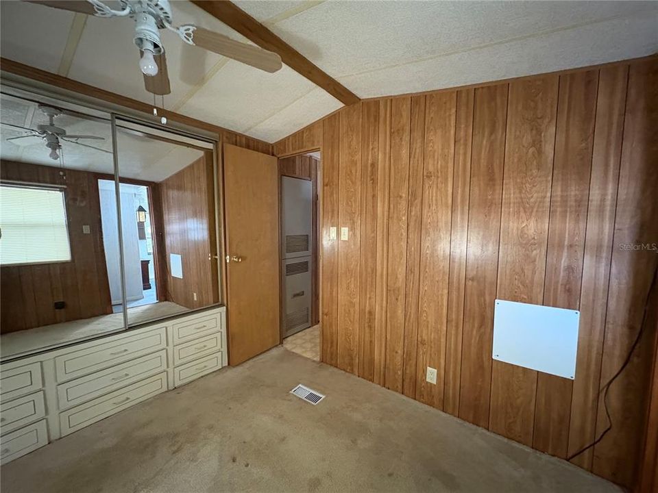 Под контрактом: $57,000 (2 спален, 1 ванн, 408 Квадратных фут)