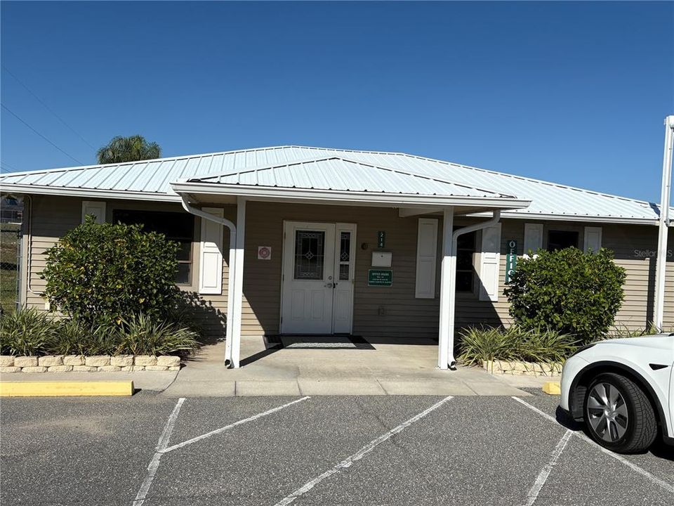 Под контрактом: $57,000 (2 спален, 1 ванн, 408 Квадратных фут)