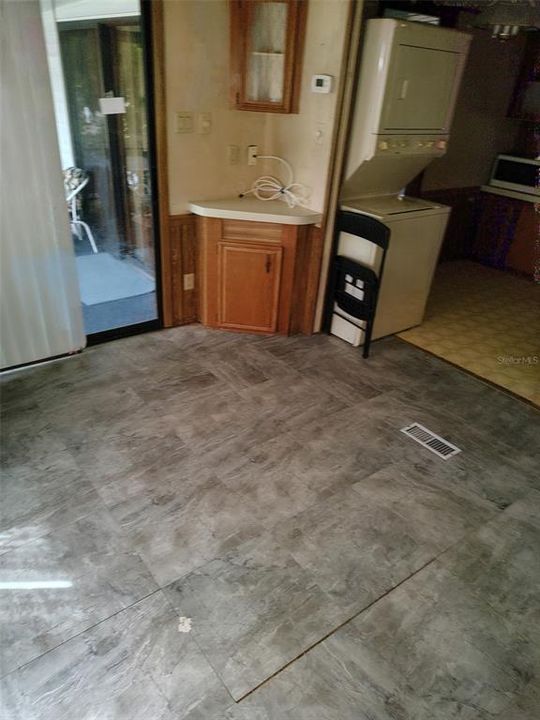 Под контрактом: $57,000 (2 спален, 1 ванн, 408 Квадратных фут)