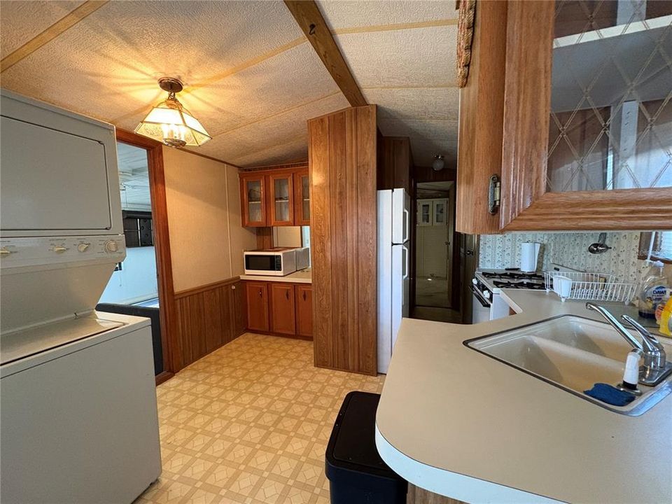 Под контрактом: $57,000 (2 спален, 1 ванн, 408 Квадратных фут)