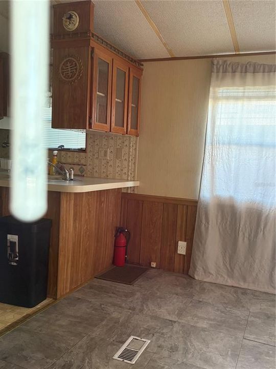 Под контрактом: $57,000 (2 спален, 1 ванн, 408 Квадратных фут)