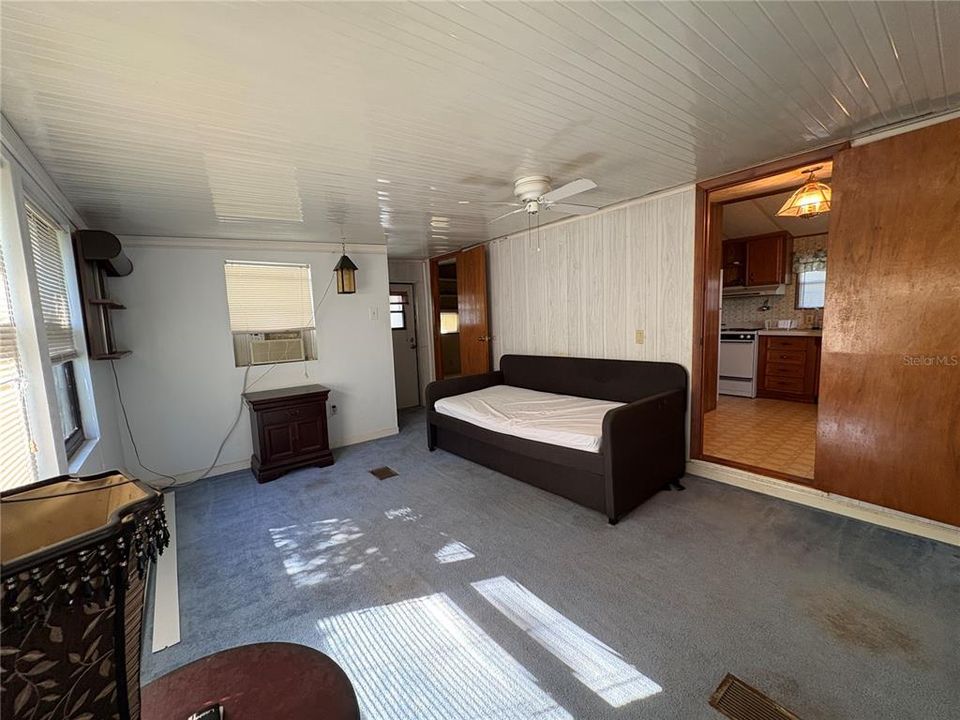 Под контрактом: $57,000 (2 спален, 1 ванн, 408 Квадратных фут)