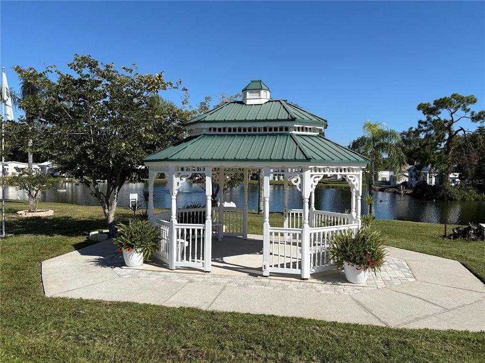 Под контрактом: $57,000 (2 спален, 1 ванн, 408 Квадратных фут)