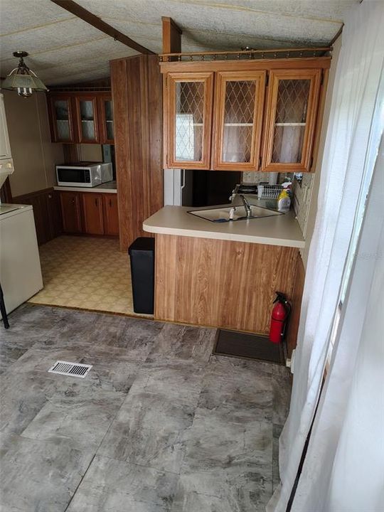 Под контрактом: $57,000 (2 спален, 1 ванн, 408 Квадратных фут)