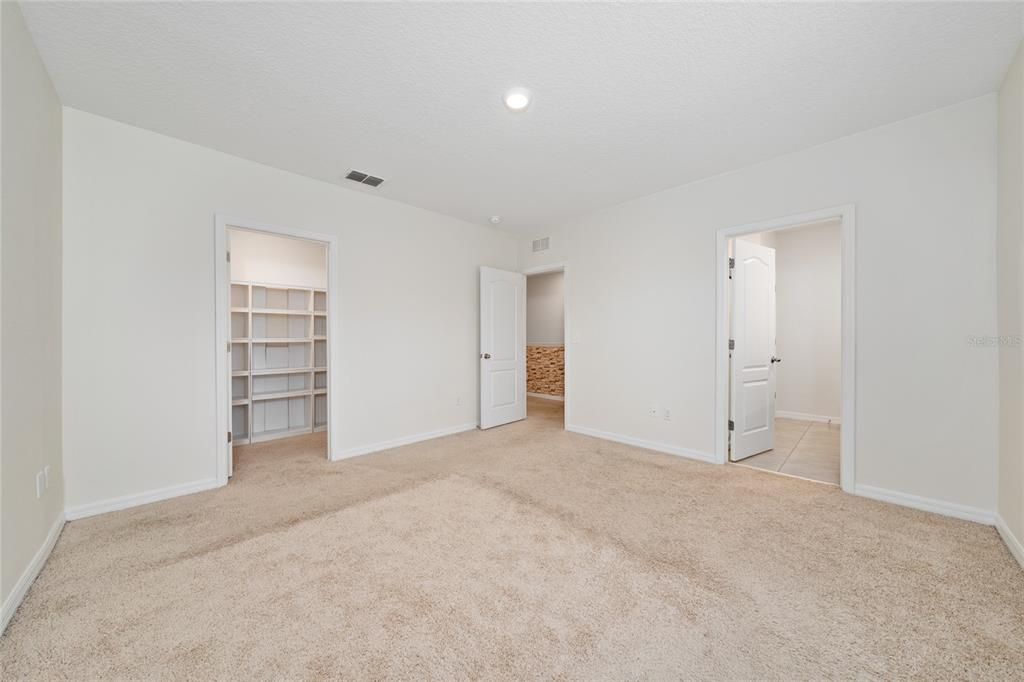 Activo con contrato: $2,300 (3 camas, 2 baños, 1530 Pies cuadrados)