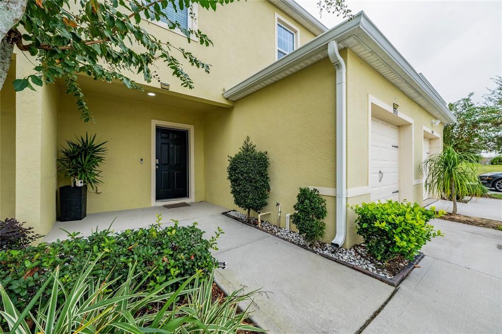 Activo con contrato: $2,300 (3 camas, 2 baños, 1530 Pies cuadrados)