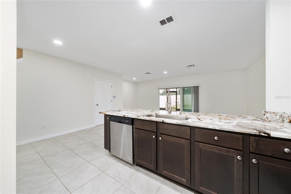 Activo con contrato: $2,300 (3 camas, 2 baños, 1530 Pies cuadrados)