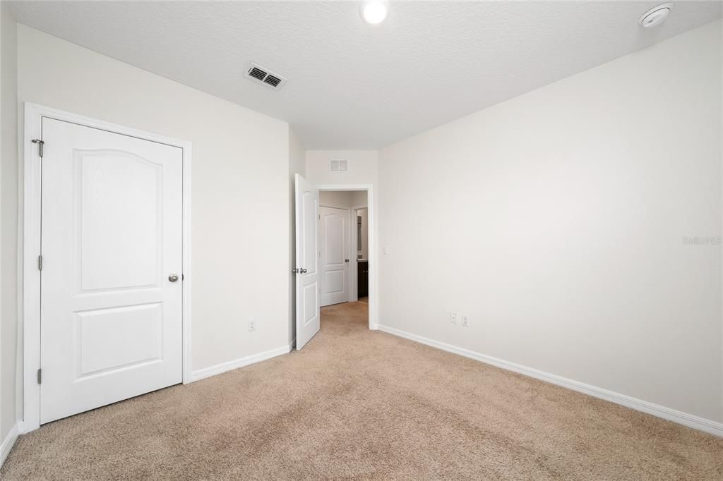 Activo con contrato: $2,300 (3 camas, 2 baños, 1530 Pies cuadrados)