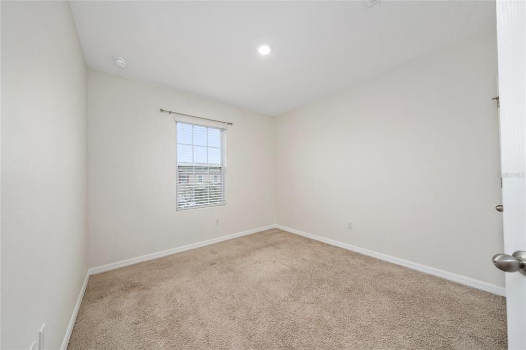 Activo con contrato: $2,300 (3 camas, 2 baños, 1530 Pies cuadrados)